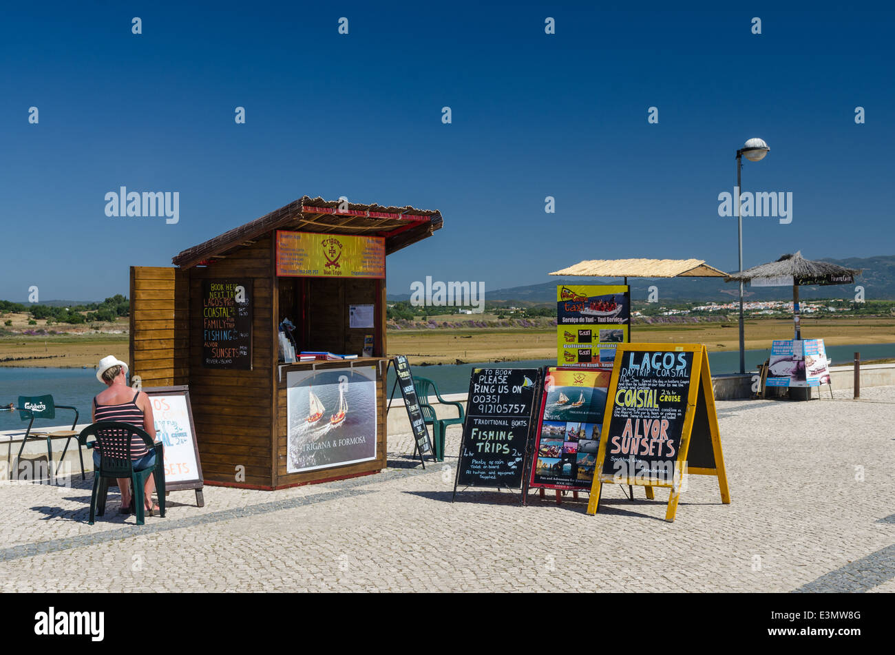 Excursions annoncé sur le quai de la Ribeira de Odiaxere dans la ville de pêcheurs d'Alvor, Portugal Banque D'Images