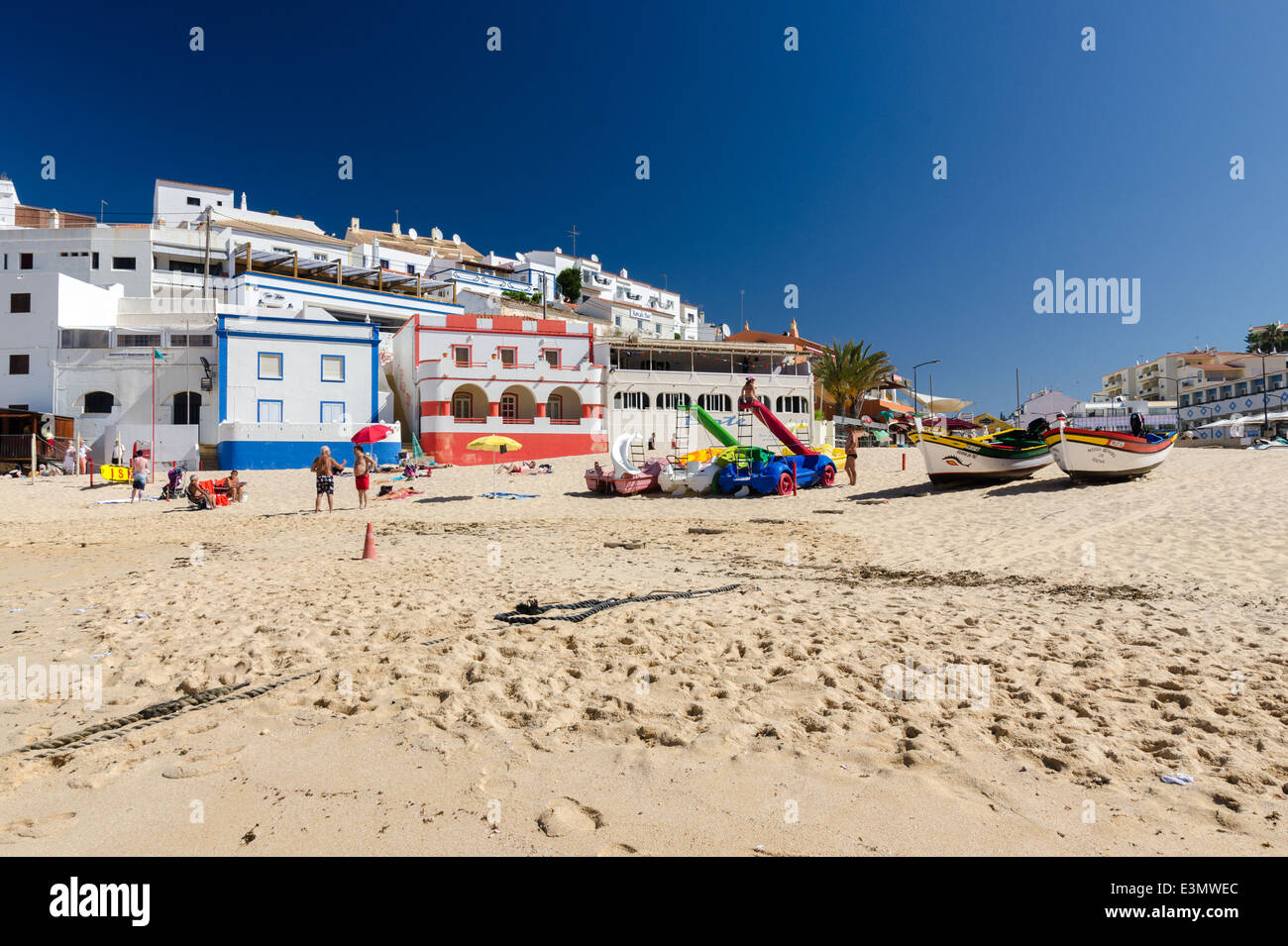 Les vacanciers sur la plage de sable de la petite ville côtière de Lagos dans l'Algarve Banque D'Images