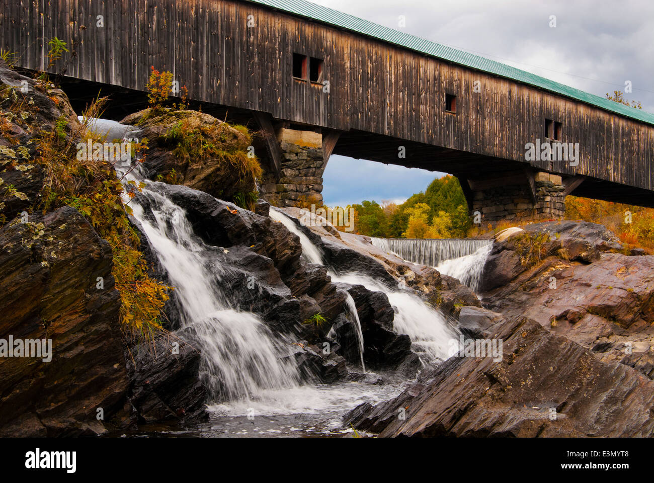 Cascades sous baignoire River pont couvert au New Hampshire. Le vieux pont affiche la couleur dans l'arrière-plan sur une journée d'automne. Banque D'Images