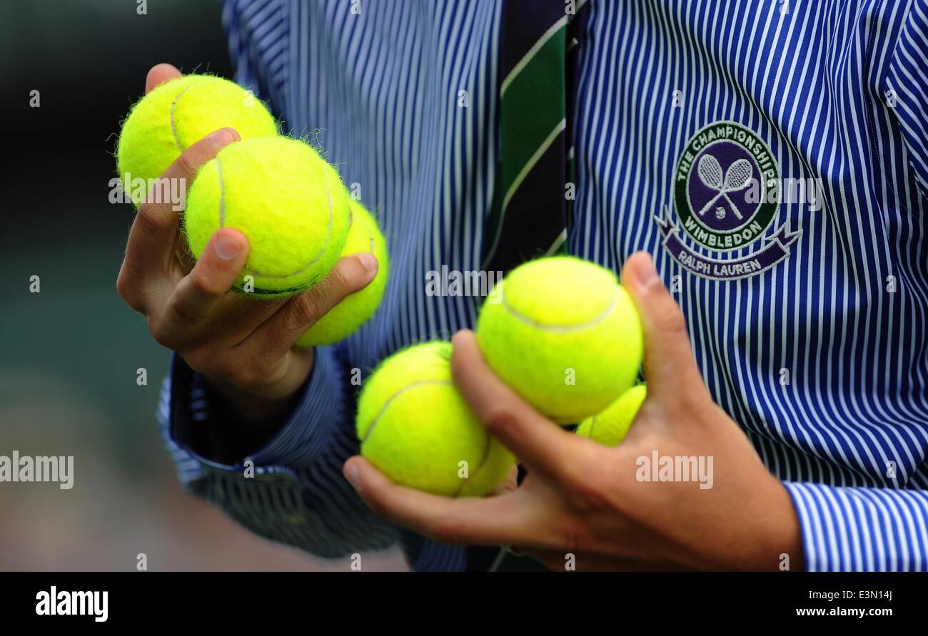 Juge de ligne et les balles de tennis de Wimbledon 20 LE ALL ENGLAND TENNIS CLUB WIMBLEDON Londres Angleterre 25 Juin 2014 Banque D'Images