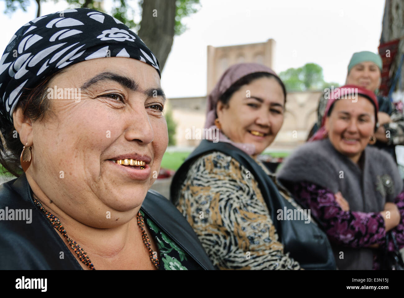 Groupe de femmes ouzbeks avec les dents d'or, Samarkand, Ouzbékistan Banque D'Images