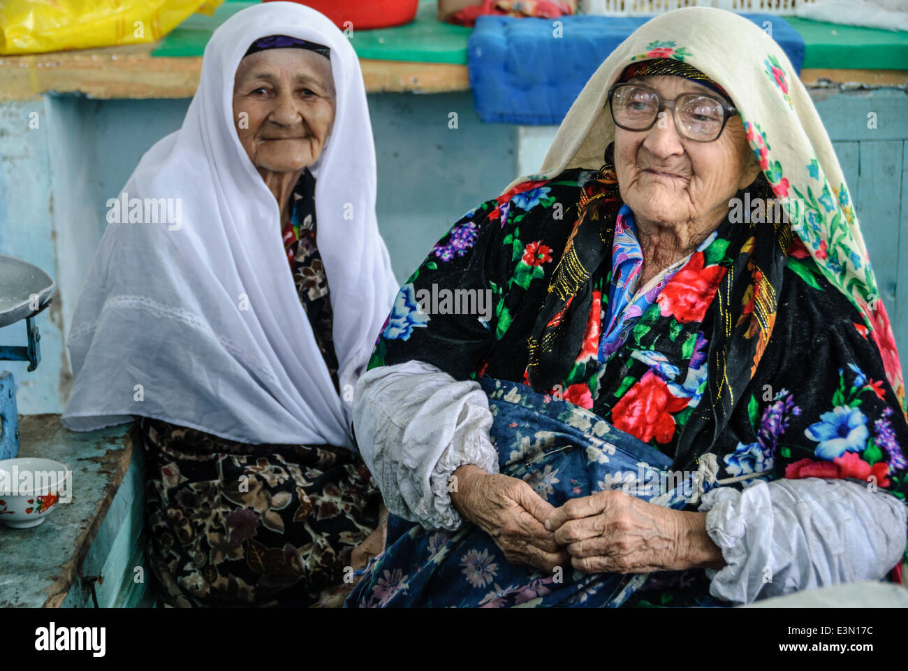 Vieilles femmes dans le Bazar Chorsu, Shahrisabz, l'Ouzbékistan, en Asie Banque D'Images