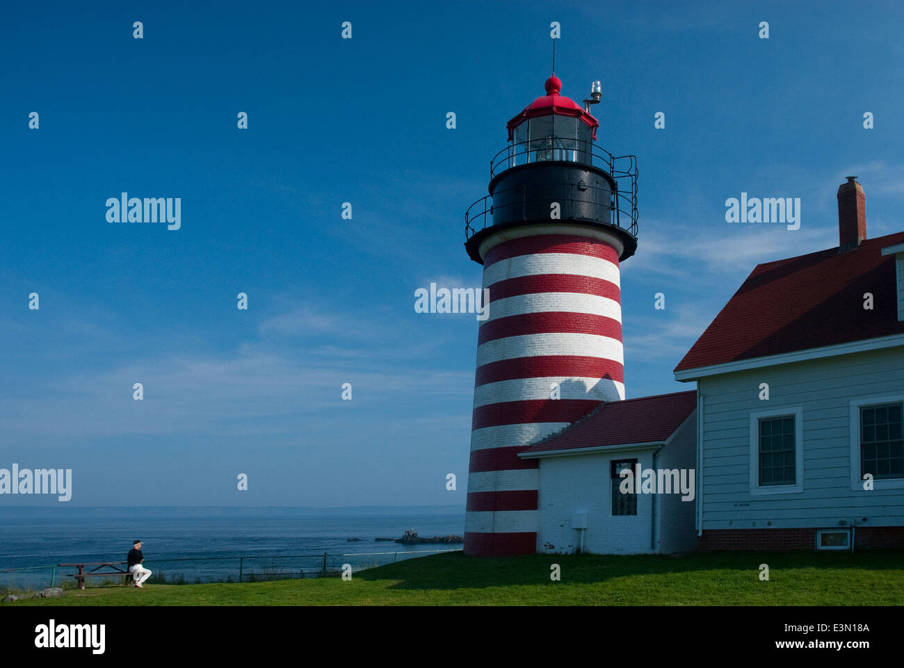 Détendez-vous les visiteurs de trouver des vues à couper le souffle de l'ouest avec vue sur le phare de Quoddy Head Baie de Fundy ci-dessous. Banque D'Images