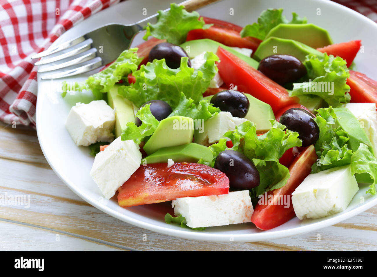 Salade méditerranéenne aux olives noires, fromage, laitue et tomates Banque D'Images