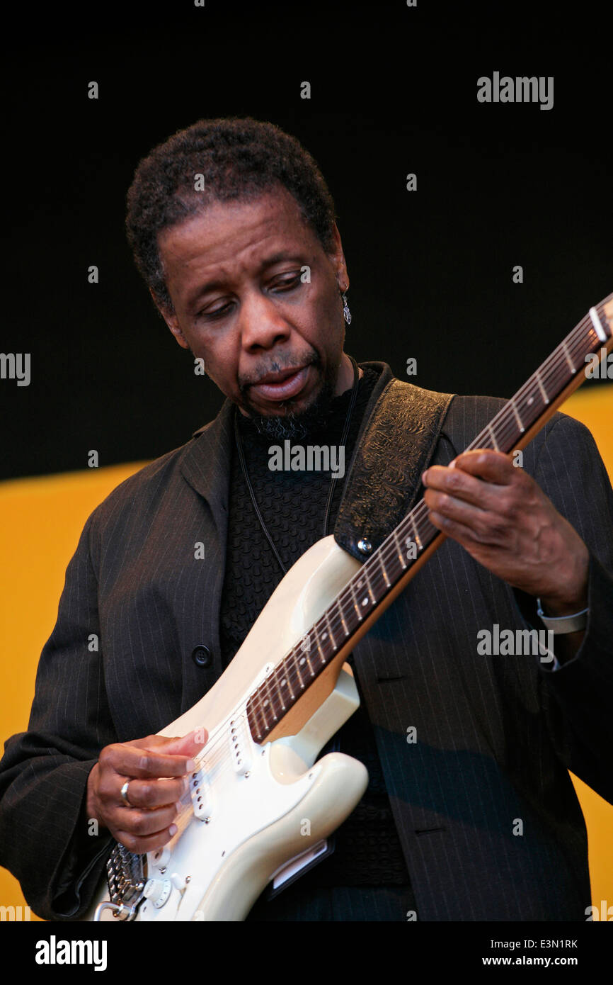 Jeff Lee Johnson joue de la guitare pour George Duke en 2009 - Festival de jazz de Monterey en Californie Banque D'Images