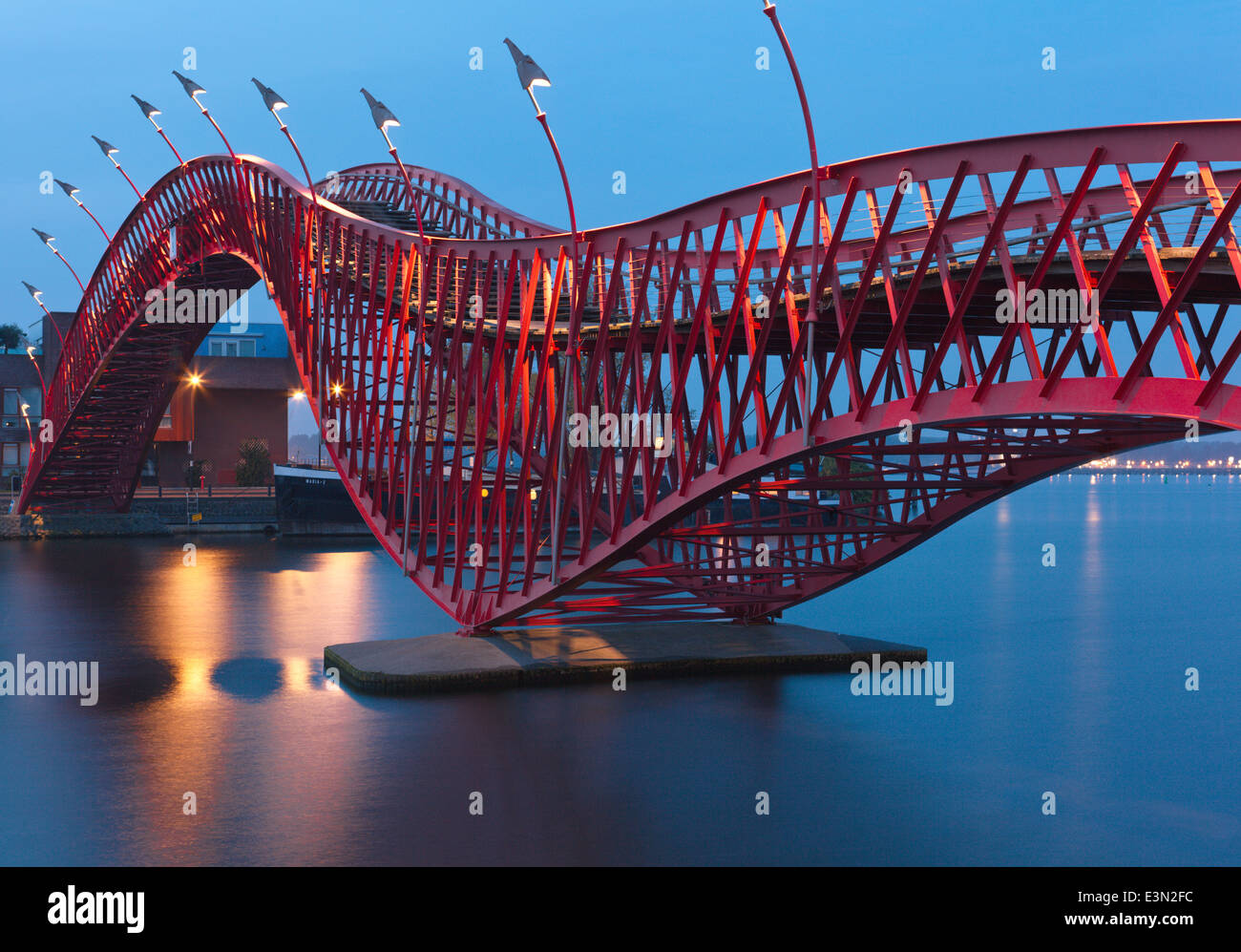 Pont Python à Amsterdam - scène de nuit Banque D'Images