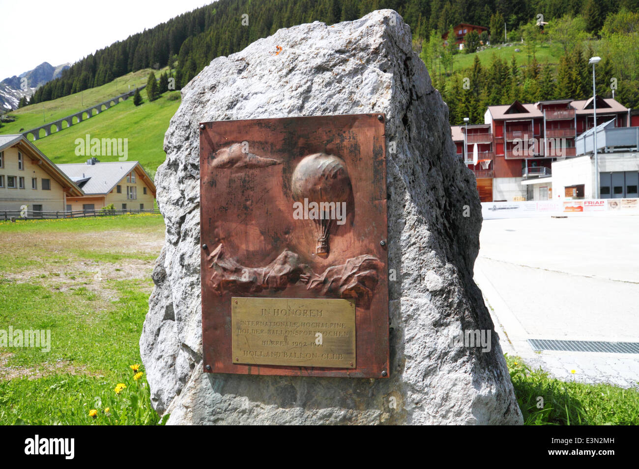 Une plaque de bronze dans un village alpin. Banque D'Images
