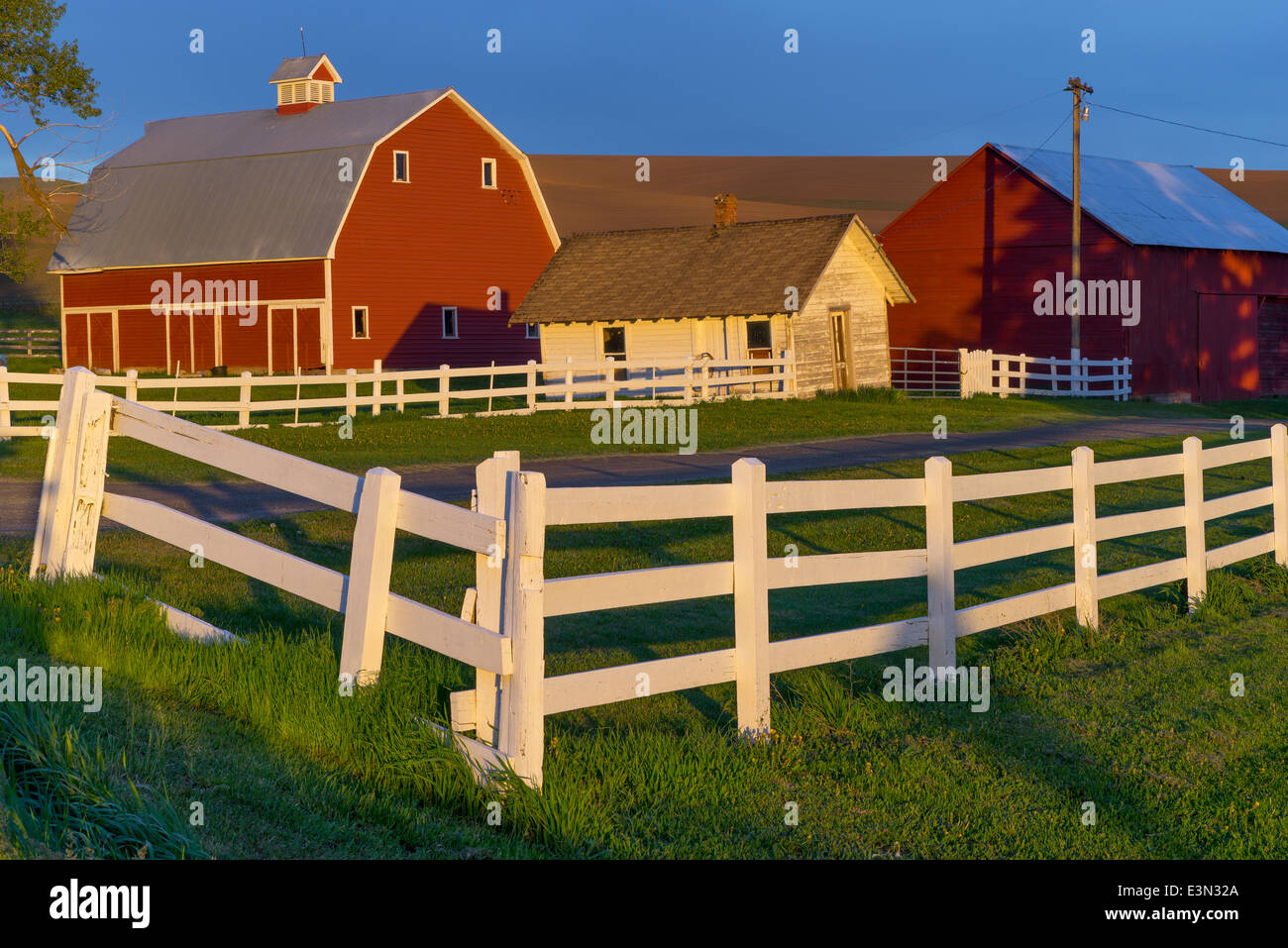La Palouse, Whitman County, Washington : grange rouge et lumière du soir en scène de ferme Banque D'Images