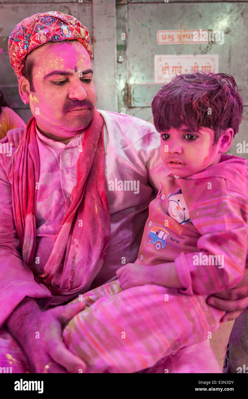 Père et fils rose après les célébrations de Holi festival - Vrindavan, Inde Banque D'Images