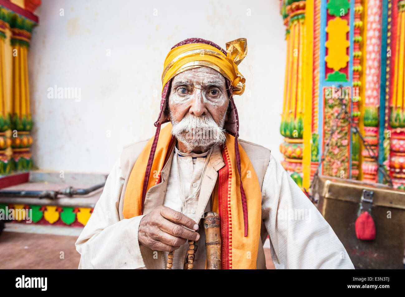 Vieil homme dans un temple pendant la fête de Holi, Mathura, Inde, Asie. Banque D'Images