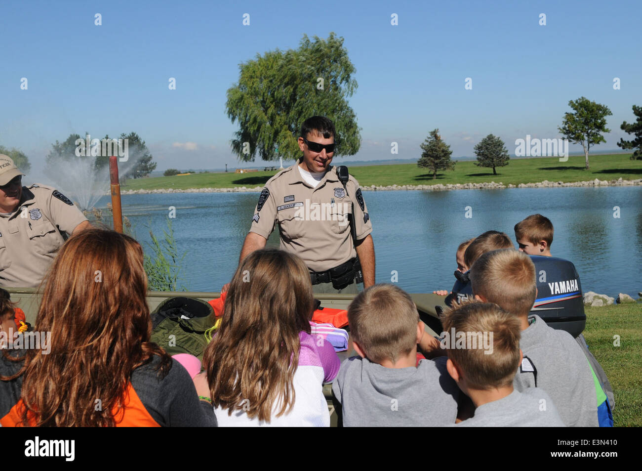 Un groupe d'étudiants visitent le parc d'État de Maumee Bay, accompagné du personnel du département des ressources naturelles de l'Ohio (DNR), pour en apprendre davantage sur la faune locale et l'importance de la conservation dans les écosystèmes de l'Ohio. Banque D'Images