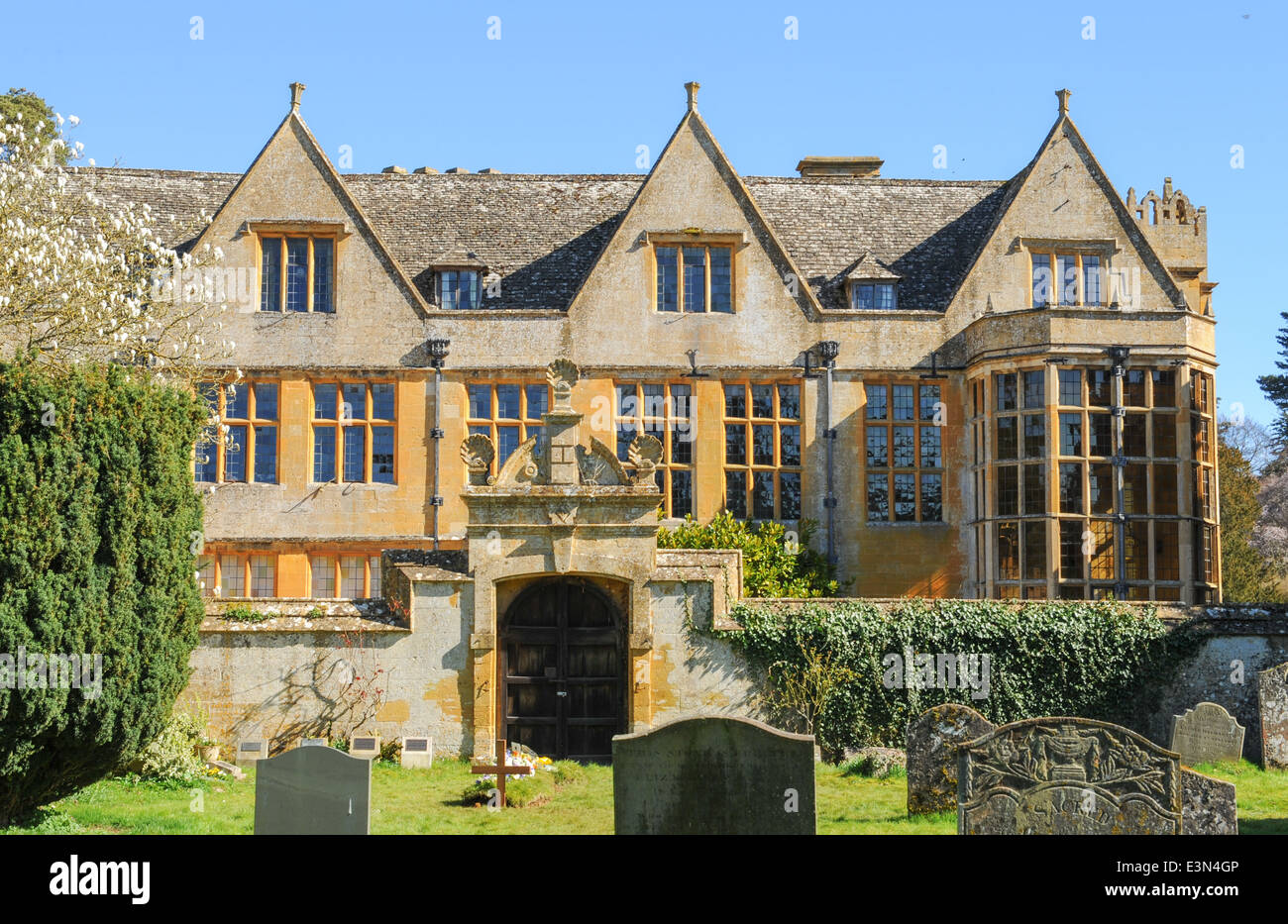L'arrière de la maison dans un style anglais traditionnel, Stanway Manor House au coeur des Cotswolds, Gloucestershire, Angleterre Banque D'Images