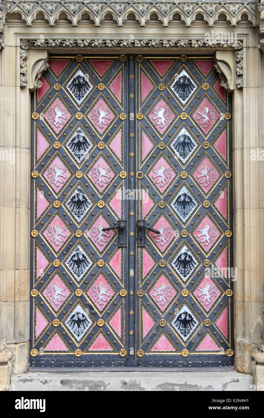 Porte d'entrée de l'église Saint Pierre et Paul de Vysehrad à Prague Banque D'Images