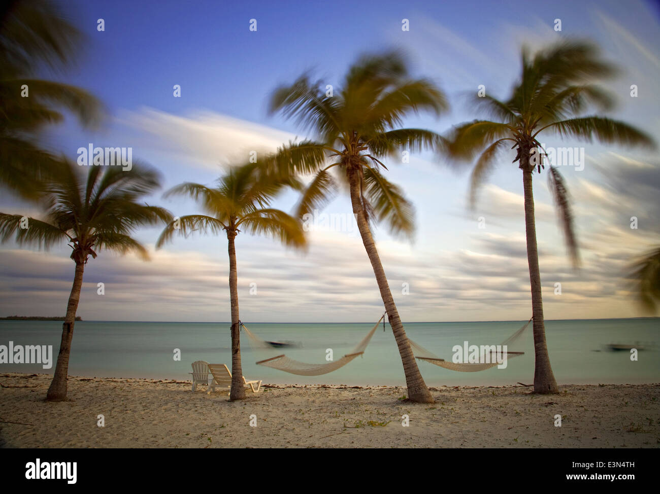 Début de soirée coucher du soleil sur l'île d'Abaco aux Bahamas. Banque D'Images