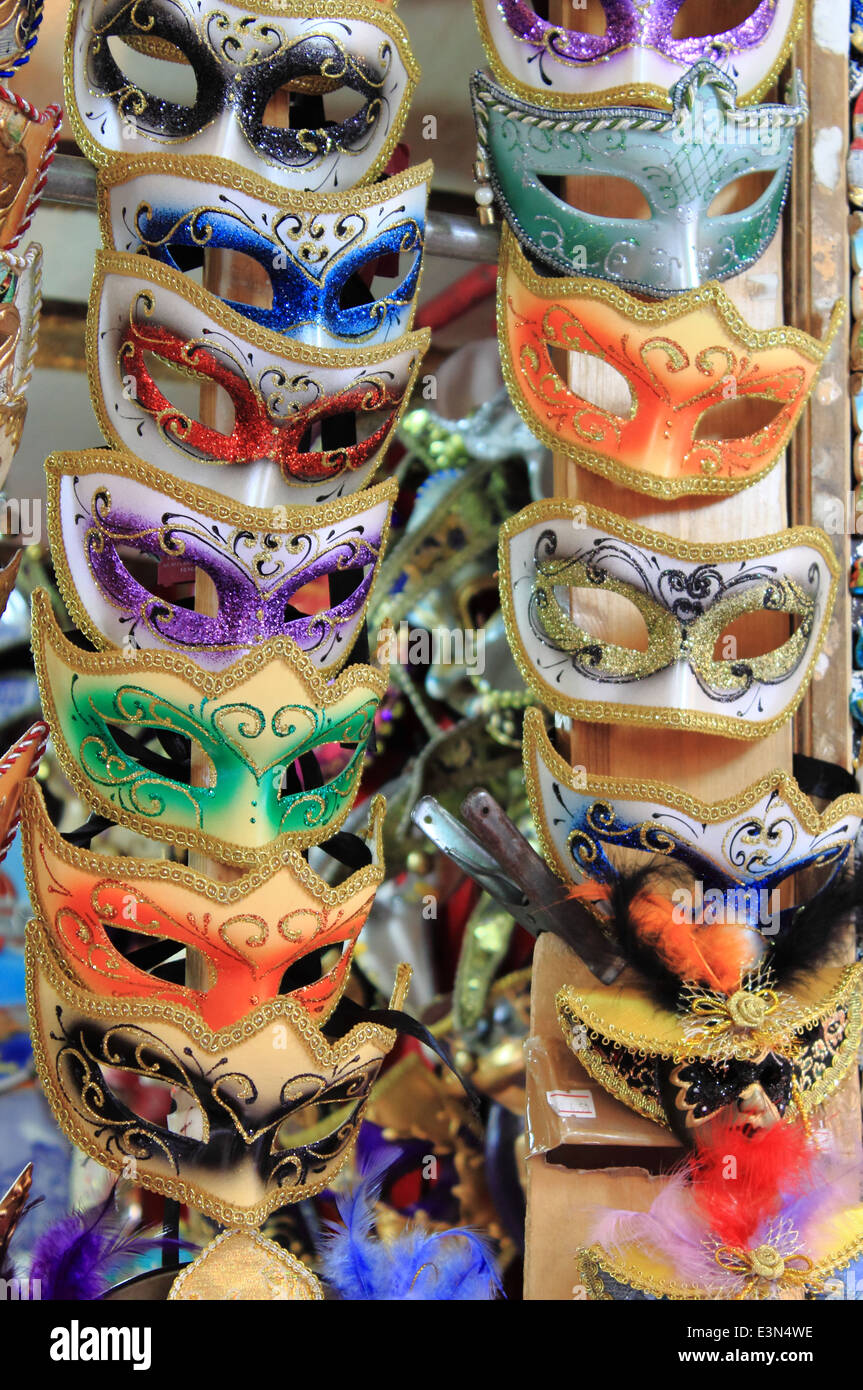Rangées de masques de carnaval de Venise Banque D'Images