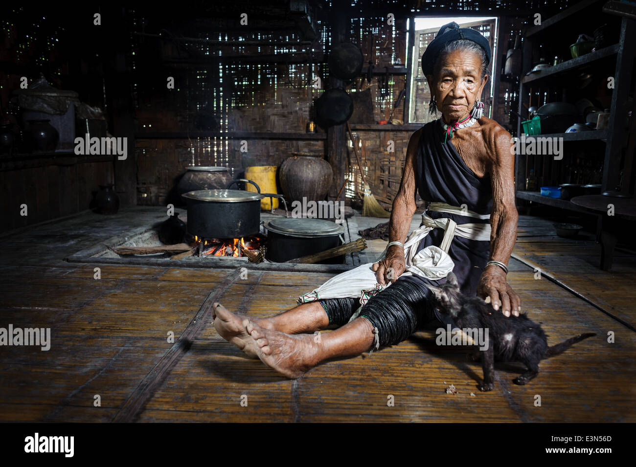 Portrait sur une vieille femme avec une tenue traditionnelle Kayah dans sa maison, zone Loikaw, Myanmar, en Asie Banque D'Images