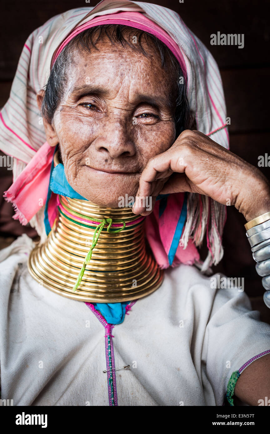 Portrait d'une femme Padaung dans sa maison, zone de Loikaw, Myanmar, en Asie Banque D'Images
