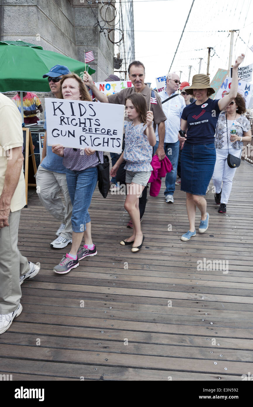 Près de 1 000 personnes ont défilé à l'occasion du deuxième pont de Brooklyn et Rallye Mars pour mettre fin à la violence armée, le 14 juin 2014. Banque D'Images