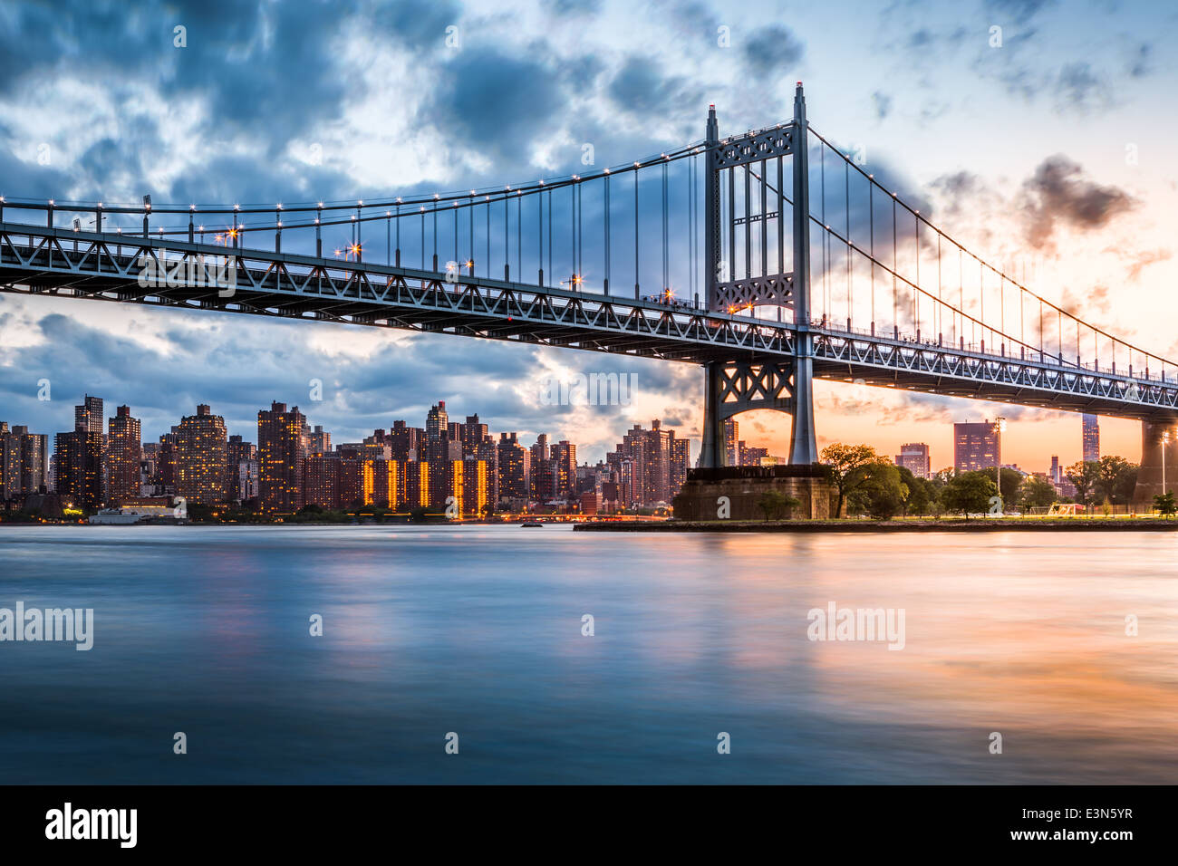 Robert F. Kennedy (aka pont Triboro Bridge) au coucher du soleil, dans le Queens, New York Banque D'Images