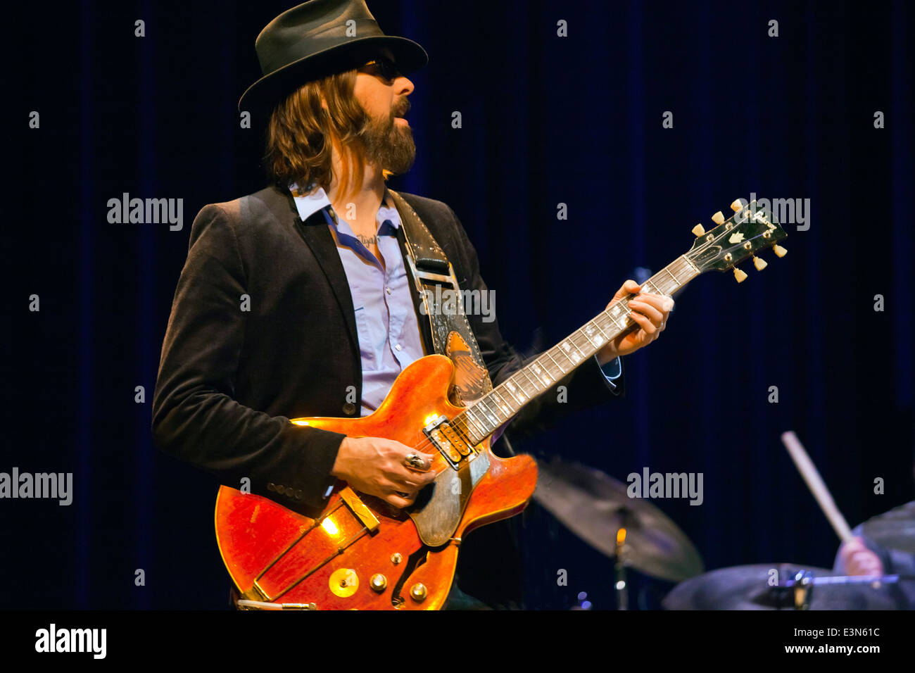 Chris Simmons joue la guitare solo pour Leon Russell au coucher du soleil - Centre de Carmel, Californie Banque D'Images
