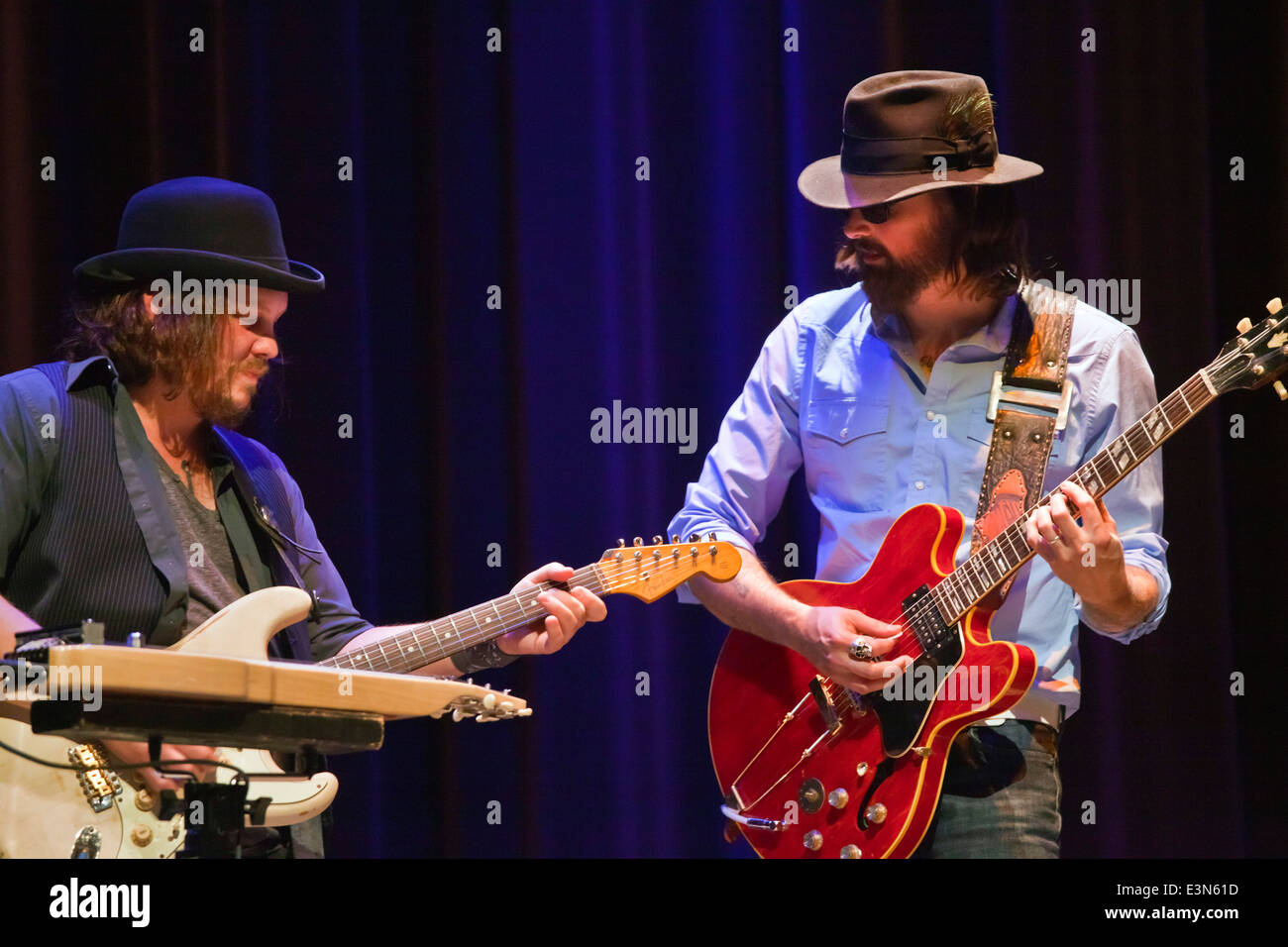 Chris Simmons joue la guitare solo pour Leon Russell au coucher du soleil - Centre de Carmel, Californie Banque D'Images