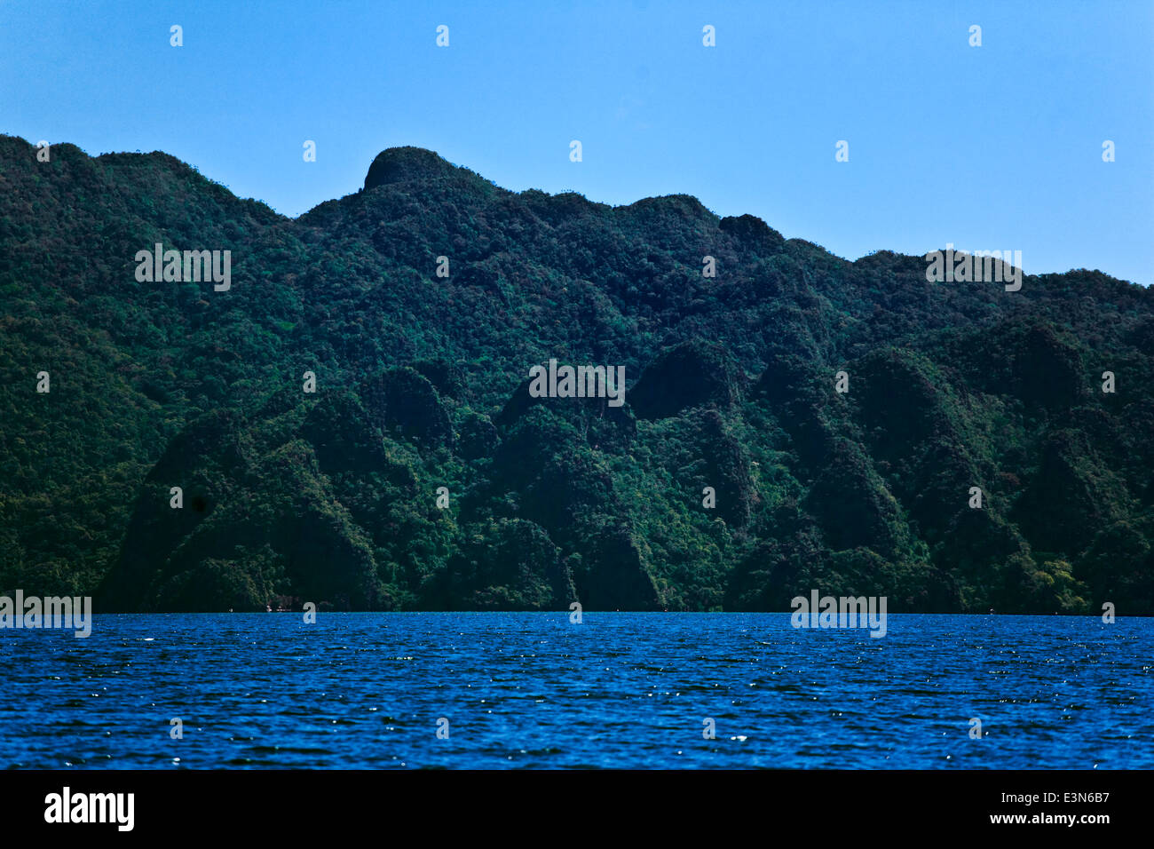 Falaises calcaires sur BUSUANGA ISLAND dans le groupe CALAMIAN - PHILIPPINES Banque D'Images