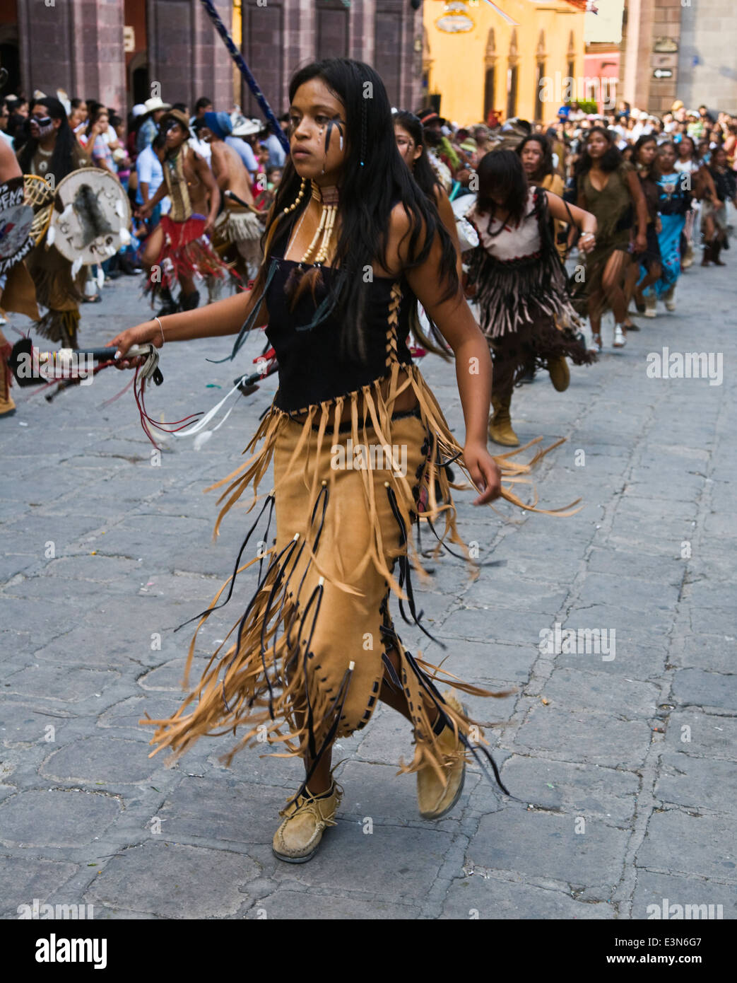 Les troupes de danse autochtones de tout le Mexique parade dans les rues pendant le jour de l'indépendance à SAN MIGUEL DE ALLENDE Banque D'Images