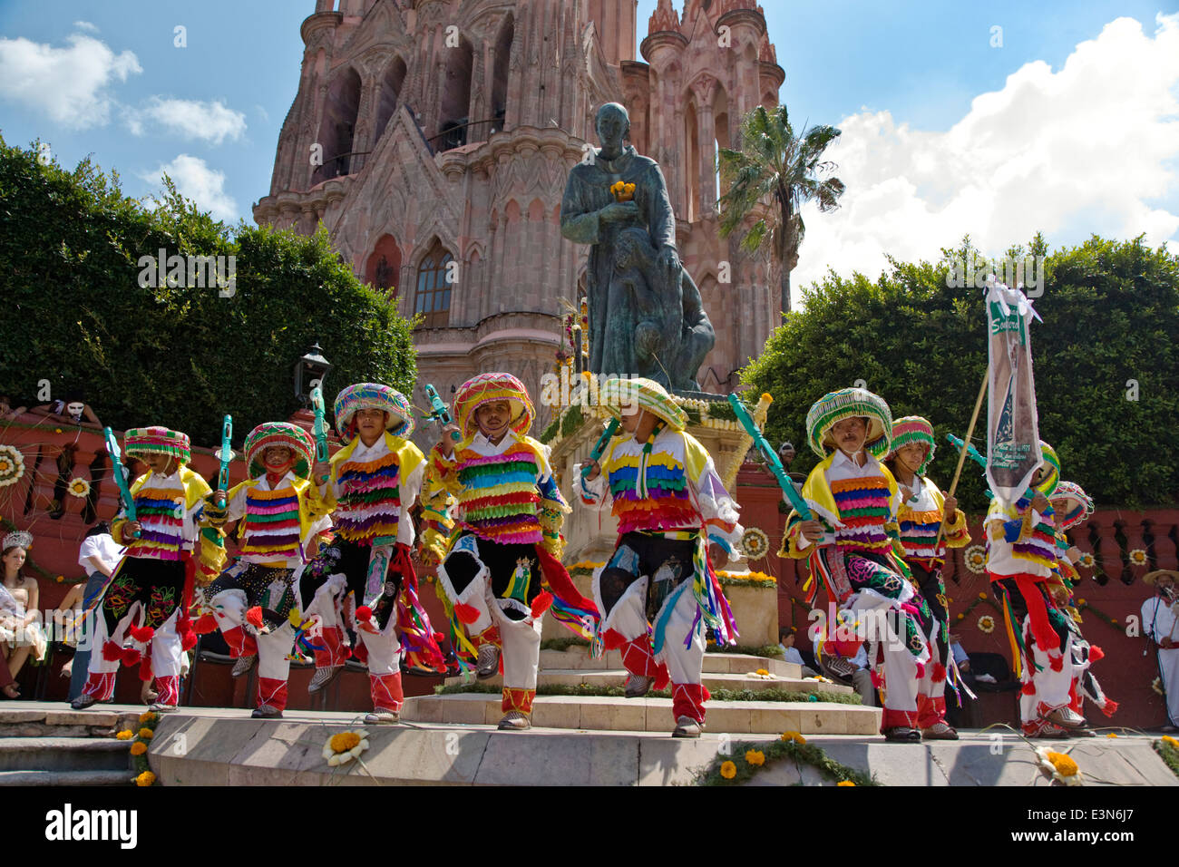 Les troupes de danse autochtones de tout le Mexique parade dans les rues pendant le jour de l'indépendance à SAN MIGUEL DE ALLENDE Banque D'Images