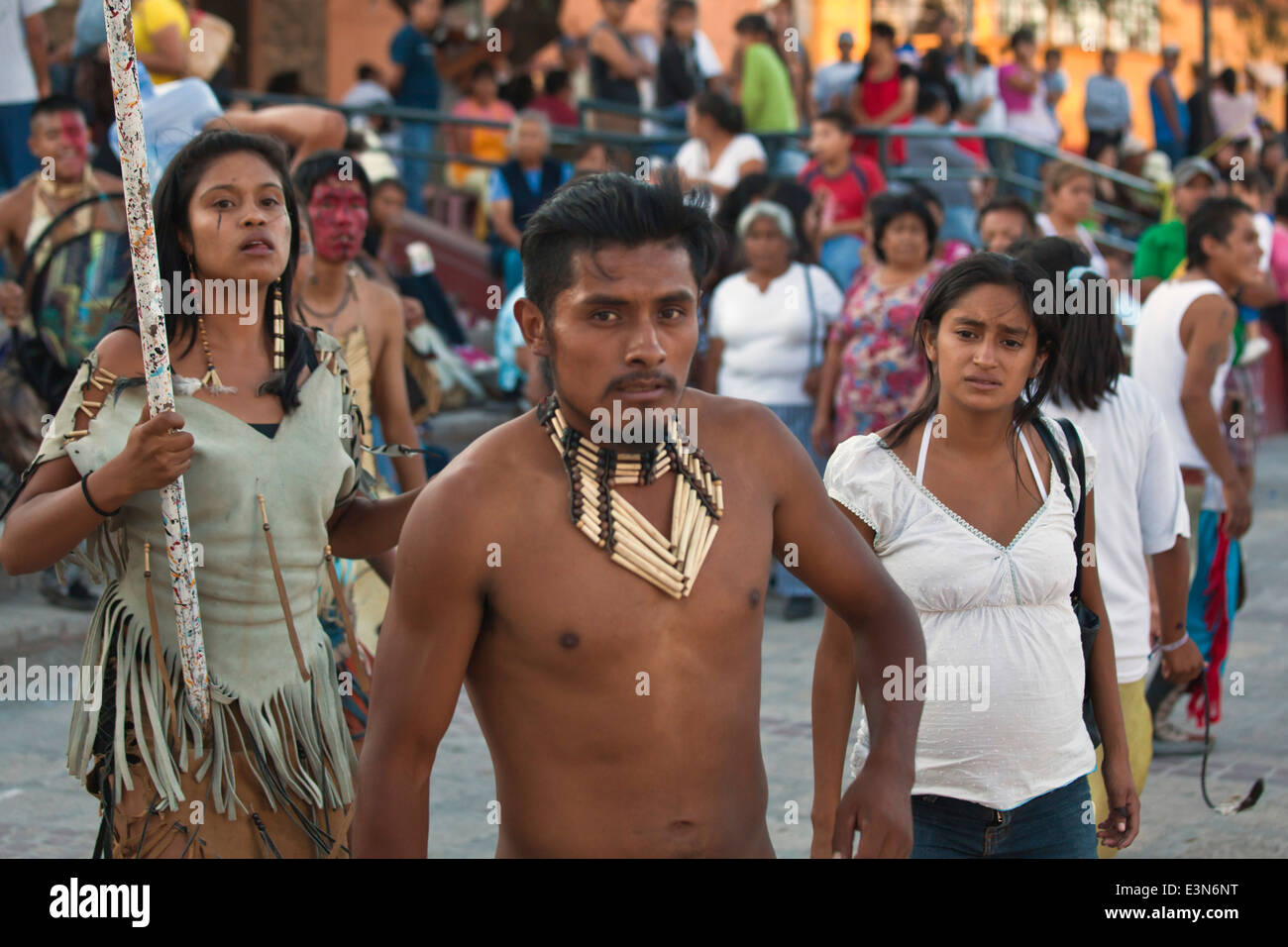 Au cours de l'APACHE danseurs DIA DE LOS LOCOS (JOUR DE LA CÉLÉBRATION DE MORDUS) - San Miguel de Allende, Guanajuato, Mexique Banque D'Images