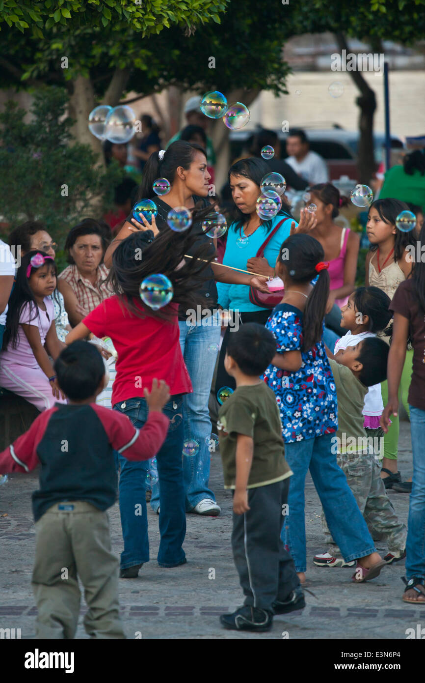 Les enfants faire des bulles lors de la DIA DE LOS LOCOS (JOUR DE LA FOUS) - San Miguel de Allende, Guanajuato, Mexique Banque D'Images