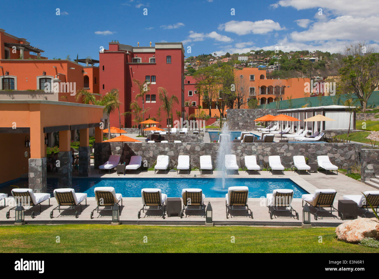 La piscine sur le terrain de l'hôtel ROSEWOOD récemment construit - San Miguel de Allende, Guanajuato, Mexique Banque D'Images
