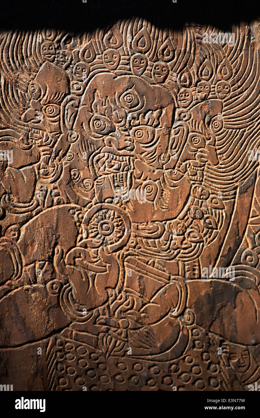 Une pierre d'une mani sculpté DIETY Tantrique en YABYUM dans la région AUTOUR DE NUPRI - MANASLU TREK, au Népal Banque D'Images