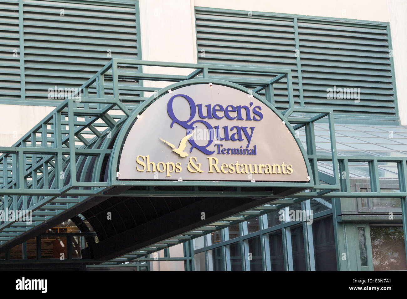 Signe pour Queens Quay Boutiques et restaurants sur le waerfront dans le port de Toronto Banque D'Images