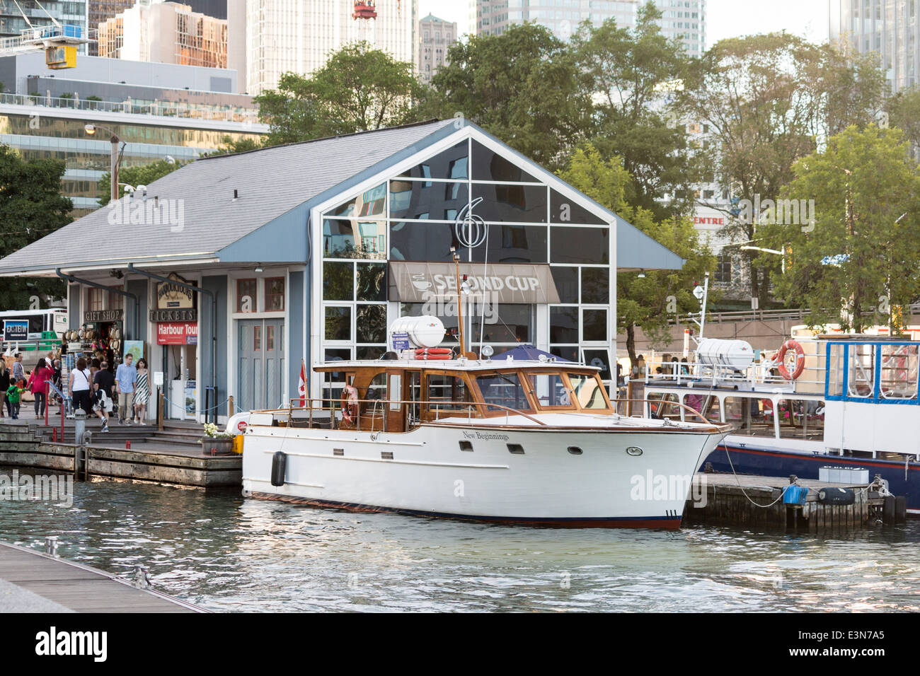 Second Cup Coffee shop au bord de l'eau au port de Toronto avec des bateaux amarrés à l'extérieur. Banque D'Images