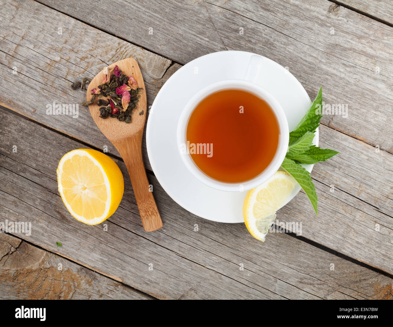 Thé vert à la Menthe et citron sur la table en bois. Vue de dessus Banque D'Images