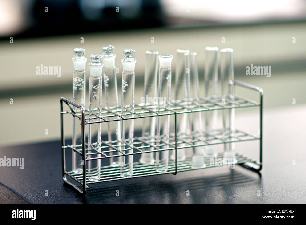 Verre vide tubes à essai dans un laboratoire Banque D'Images