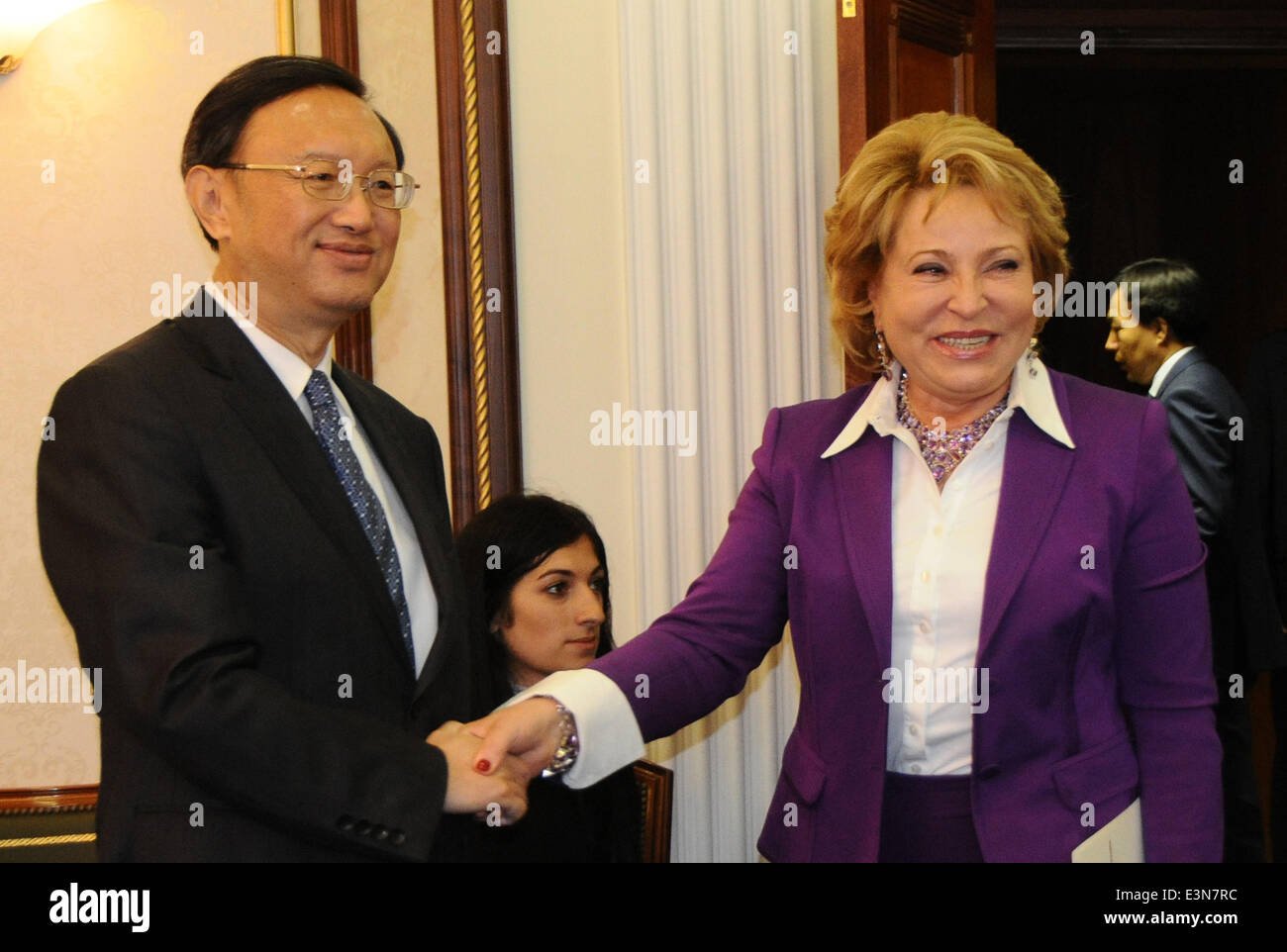 Moscou, Russie. 24 Juin, 2014. Le Conseiller d'Etat chinois Yang Jiechi (L), serre la main avec Valentina Matviyenko(R), présidente du Conseil de la Fédération de Russie, à Moscou, capitale de la Russie, 24 juin 2014. © Ding Yuan/Xinhua/Alamy Live News Banque D'Images