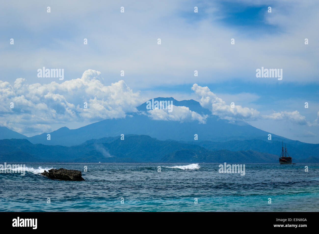 Mont Agung Volcan de Bali , la vue de l'île de Nusa Penida. Banque D'Images