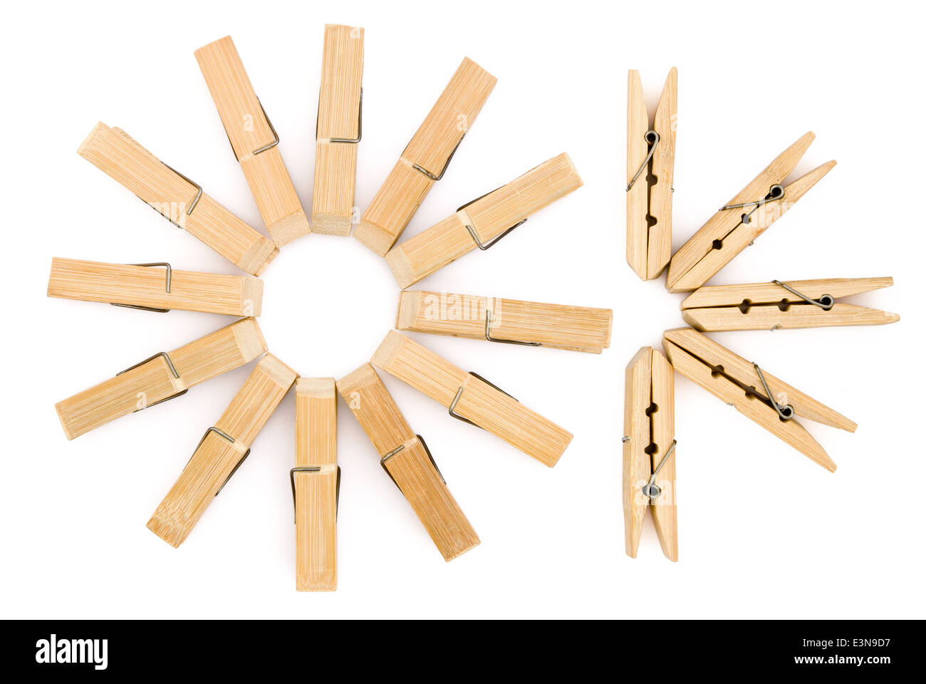Clothespins alignés avec clipping path Banque D'Images