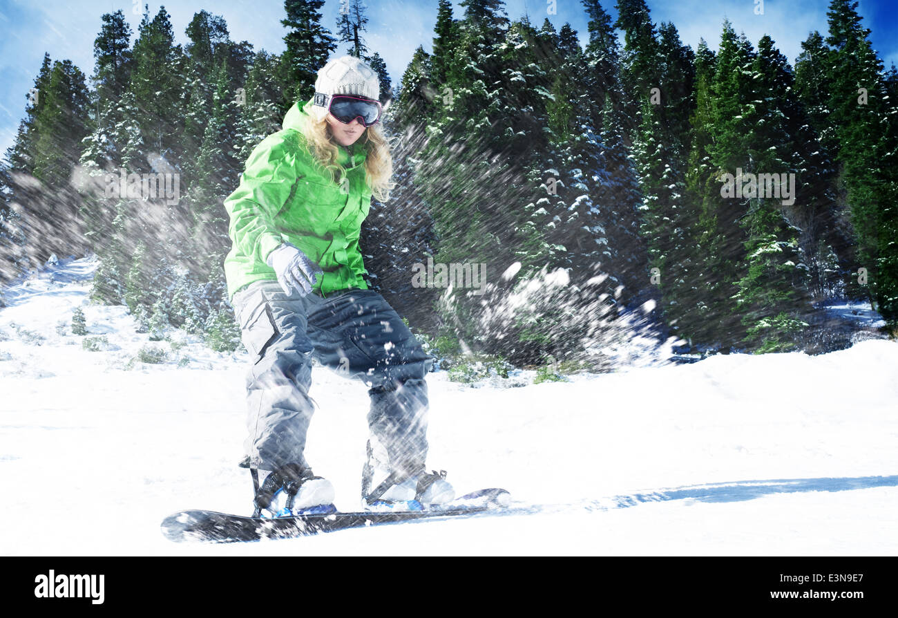 Vue d'une jeune fille le snowboard en hiver l'environnement Banque D'Images
