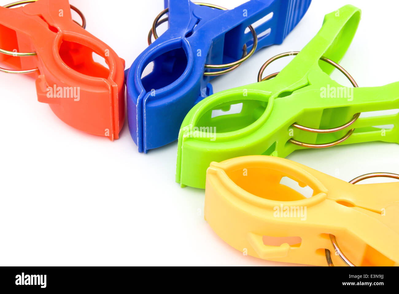 Pinces à linge colorées sur fond blanc avec copie espace Banque D'Images