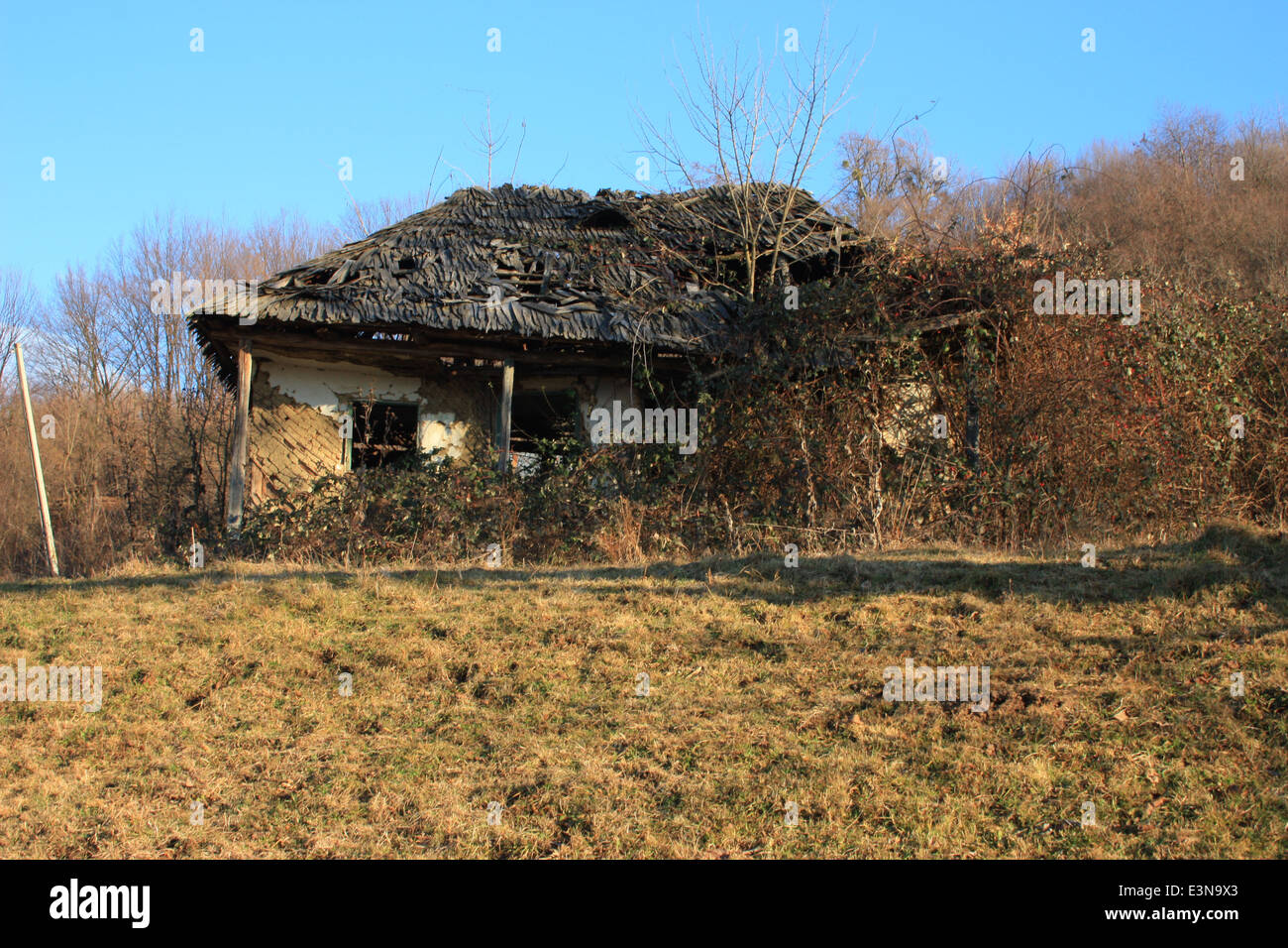 Vieille maison abandonnée et endommagé par le temps et les intempéries, campagne Roumanie Banque D'Images