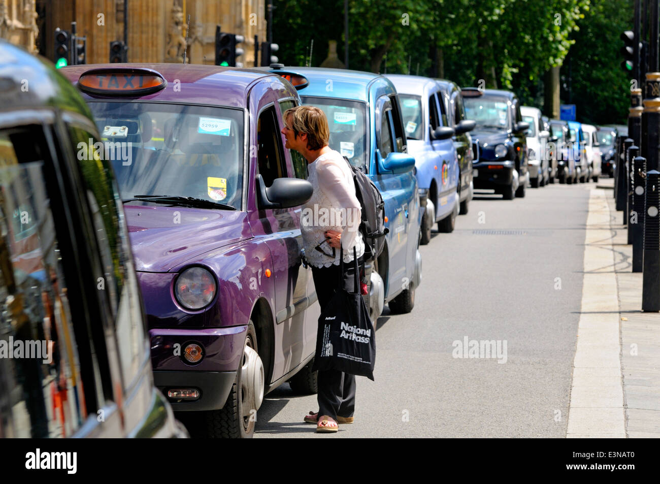 Londres, Angleterre, Royaume-Uni. Parler de tourisme pour un chauffeur de taxi pendant un taxi noir protester à Londres, juin 2014 Banque D'Images