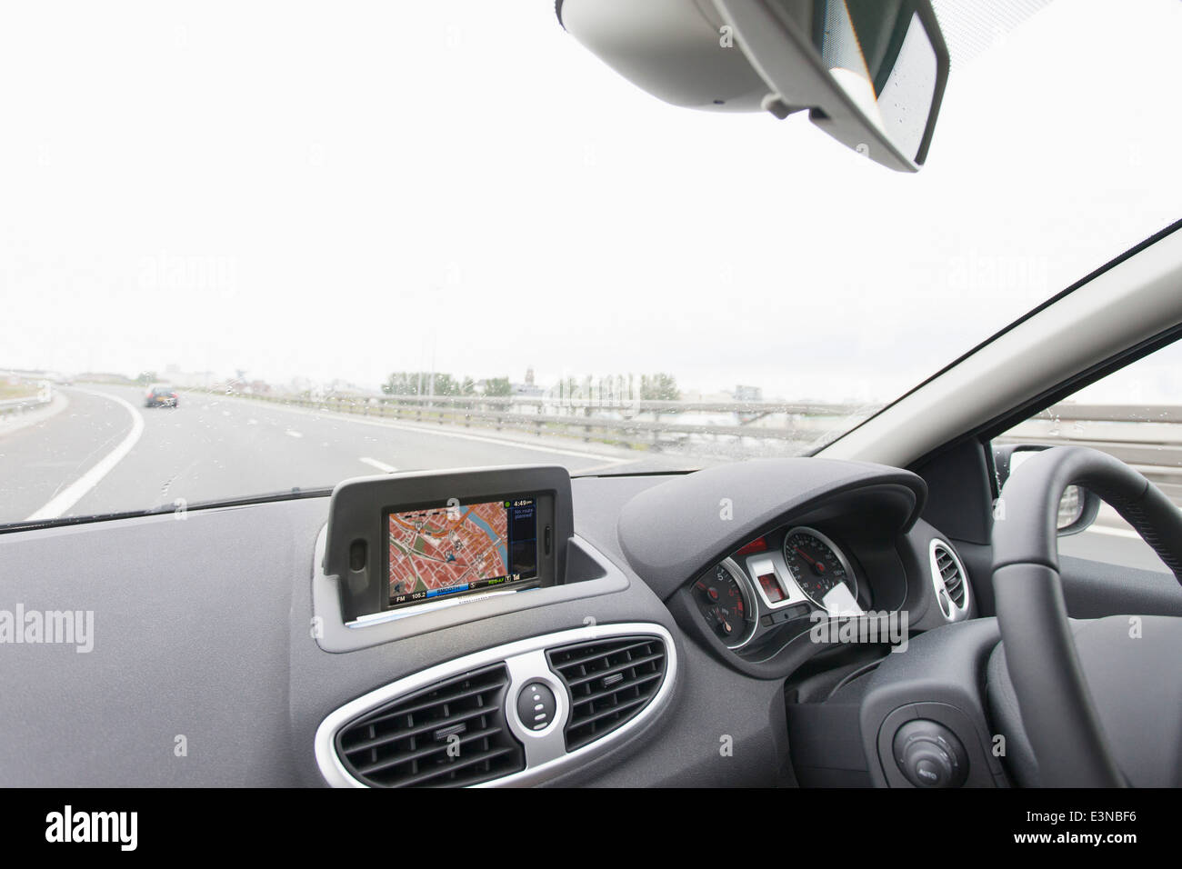 L'intérieur de voiture avec GPS sur le tableau de bord Banque D'Images