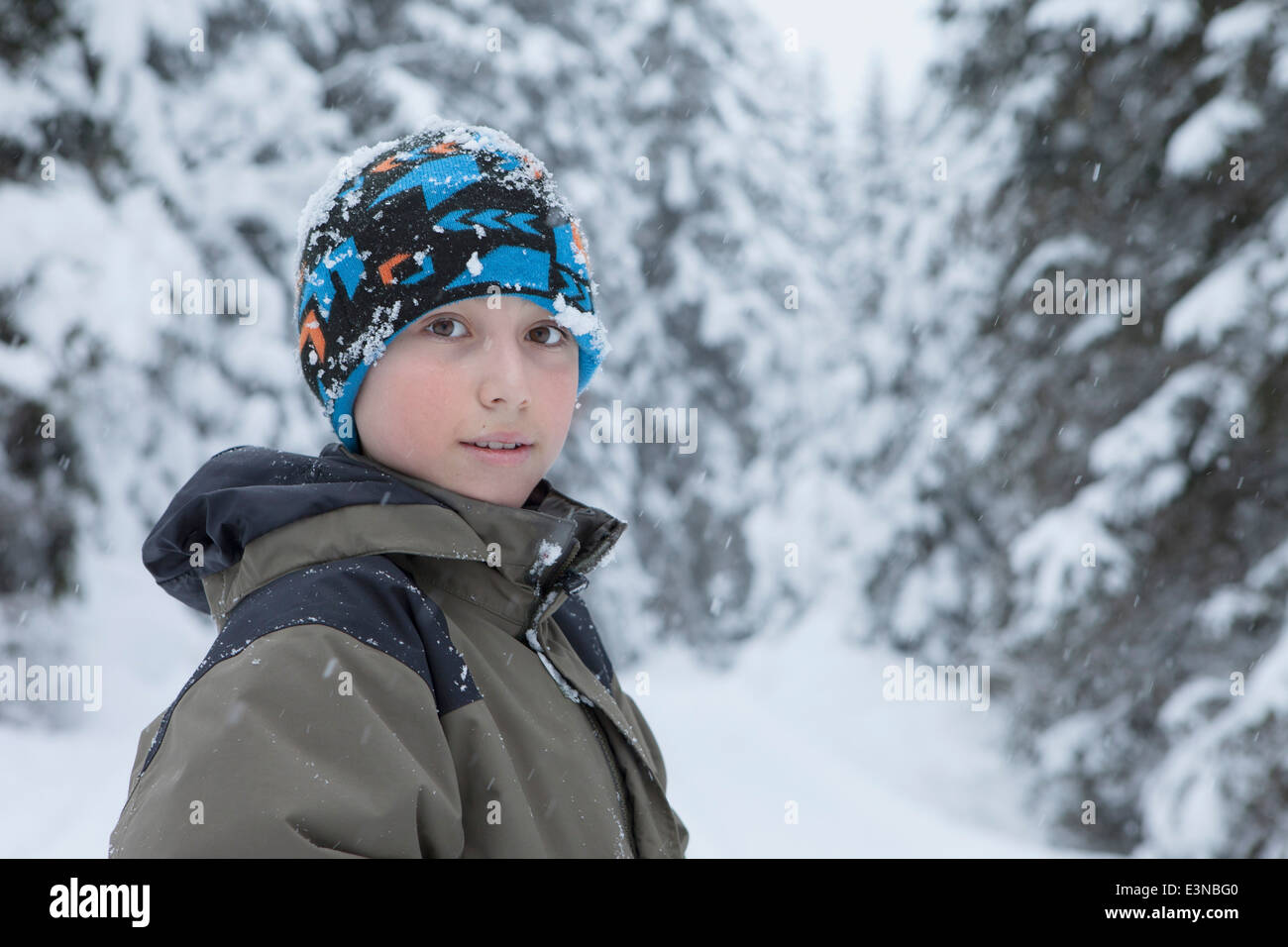 Portrait of smiling boy wearing vêtement chaud pendant l'hiver Banque D'Images