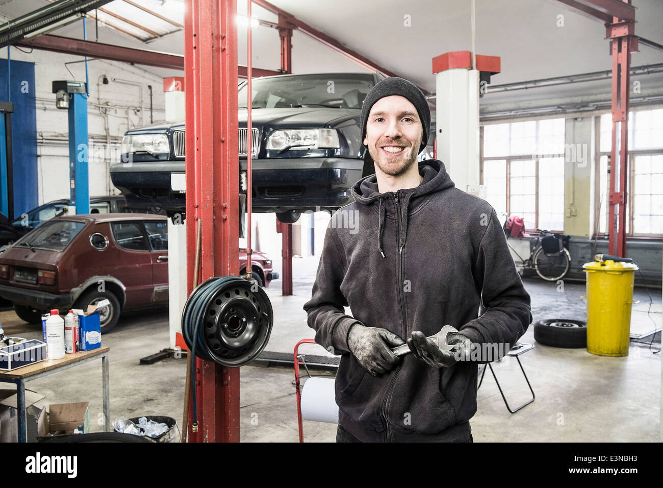 Portrait of smiling male mechanic in auto repair shop Banque D'Images