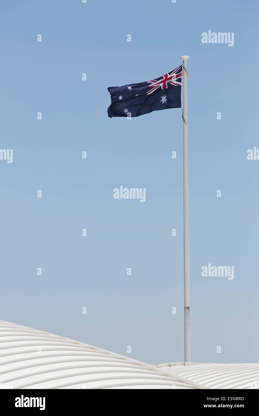 Low angle view of drapeau australien contre le ciel bleu clair Banque D'Images