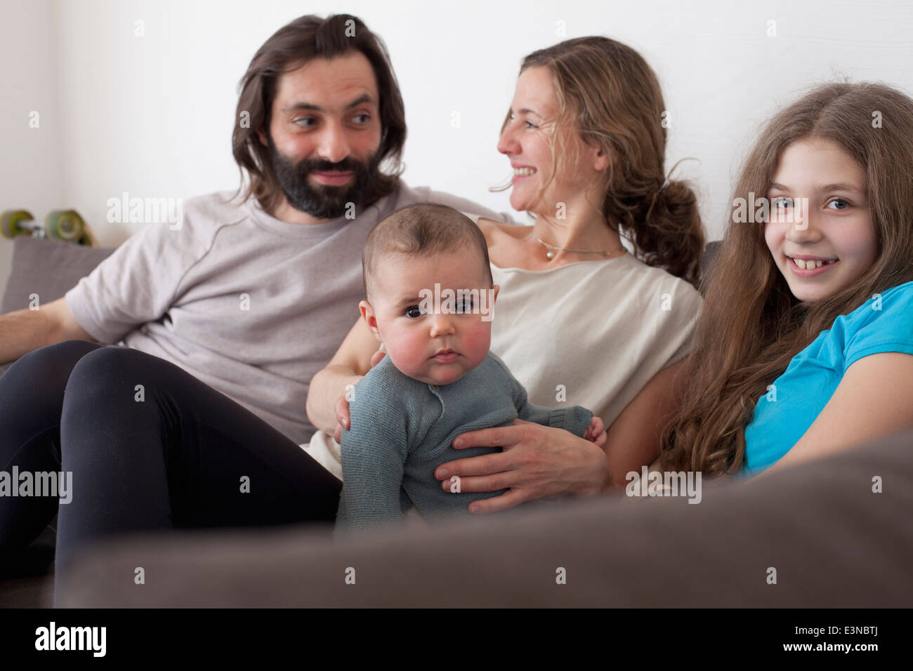 Famille avec deux enfants dans la salle de séjour Banque D'Images