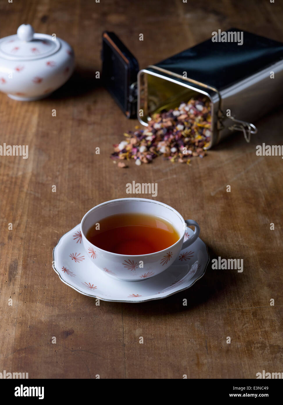 Tasse de tisane avec une soucoupe sur la table en bois Banque D'Images