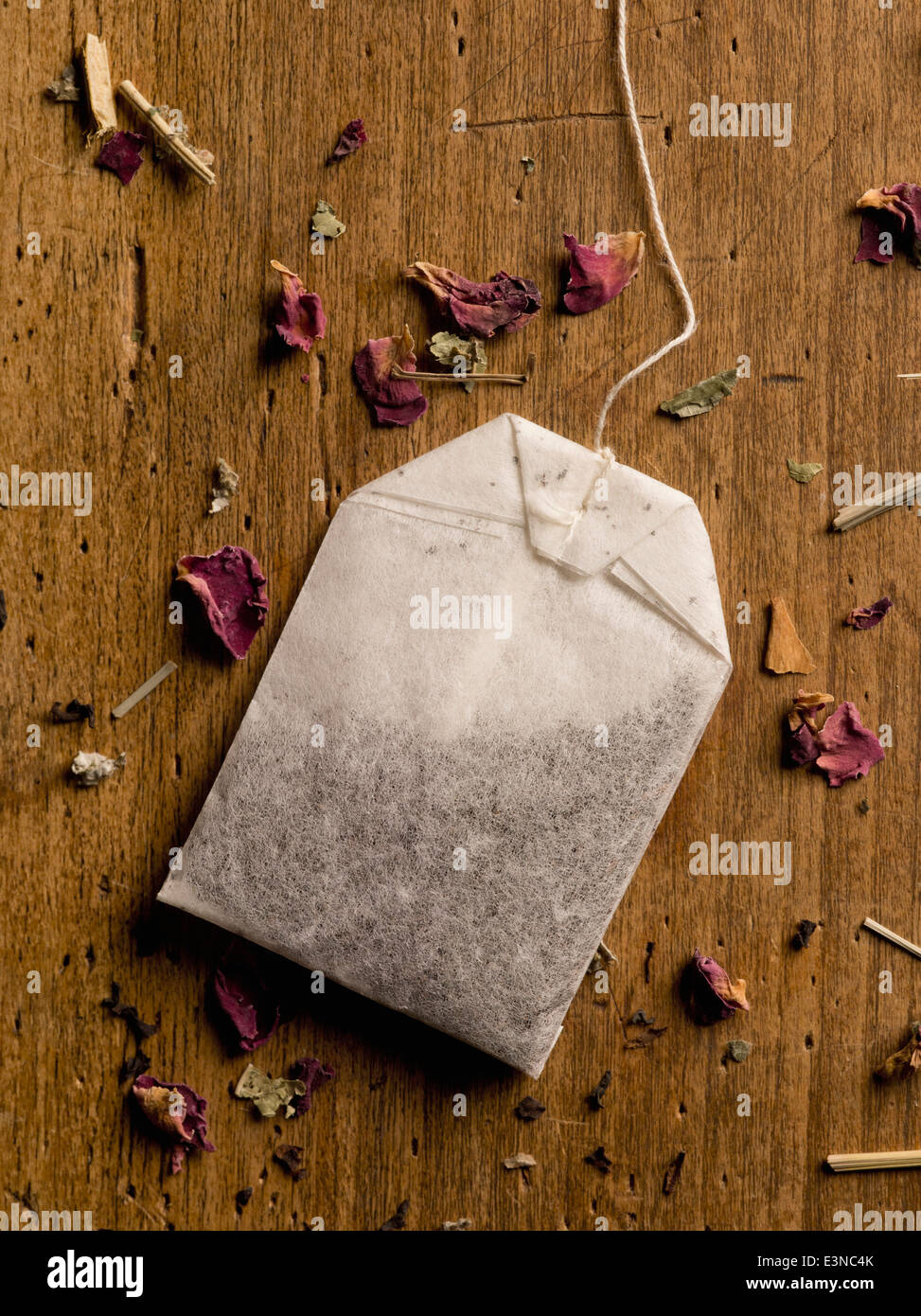 Sachet d'herbes médicinales et les pétales sur table en bois Banque D'Images